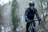 rogelli-core-kurtka-rowerowa-softshell-cechy-dodatkowe-kieszen-na-plecach-ocieplenie-softshell-stojka-wydluzony-tyl