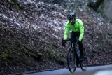 rogelli-core-kurtka-rowerowa-softshell-cechy-dodatkowe-kieszen-na-plecach-ocieplenie-softshell-stojka-wydluzony-tyl