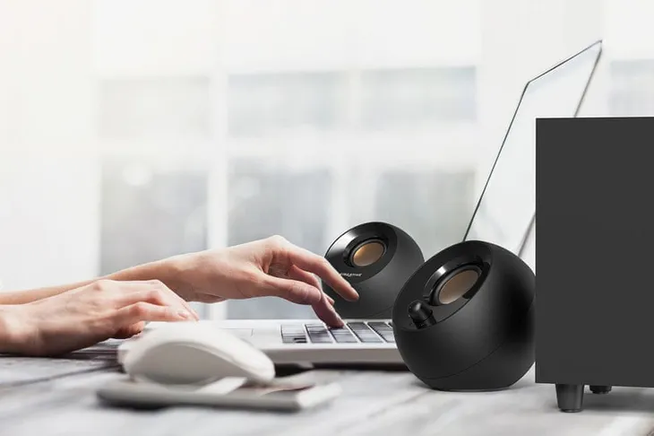 glosniki-creative-pebble-plus-2-1-czarne-kolor-czarny