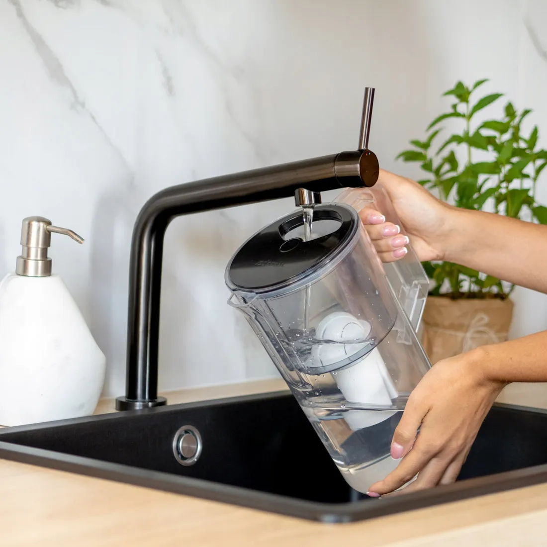 dzbanek-wessper-aquaclassic-basic-czarny-25l