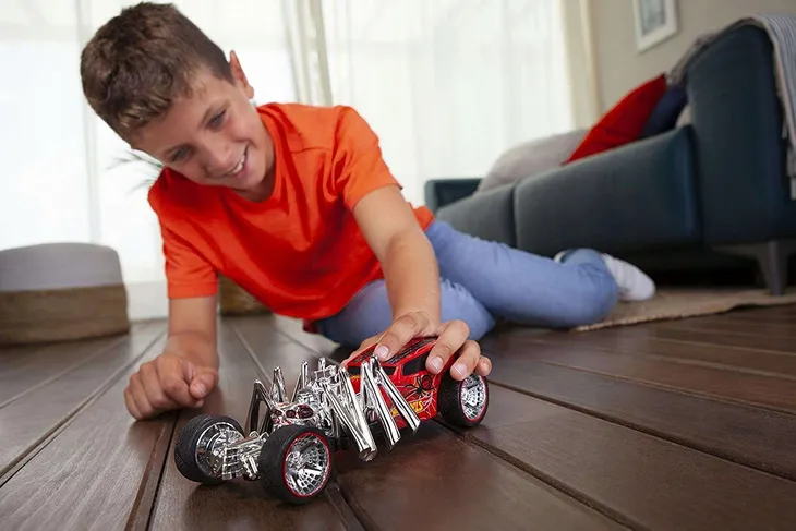 hot-wheels-monster-pajak-material-plastik-inny