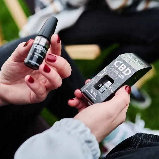 olejek-cbd-e-liquid-blunt-25percent-10ml-cbd-liquid-cechy-dodatkowe-bez-barwnikow-bez-cukru-bez-gmo-bez-jodu-bez-kazeiny-bez-konserwantow-bez-laktozy-bezalkoholowy-bezglutenowy-chronic-przed-swiatlem-czysty-bez-dodatkow-produkt-rolnictwa-ekologicznego-wegetarianski