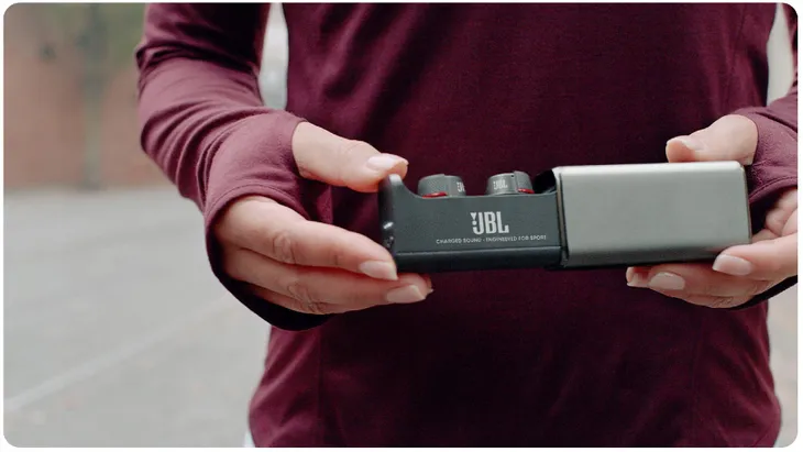 sluchawki-jbl-under-armour-true-wireless-flash-transmisja-sygnalu-bluetooth