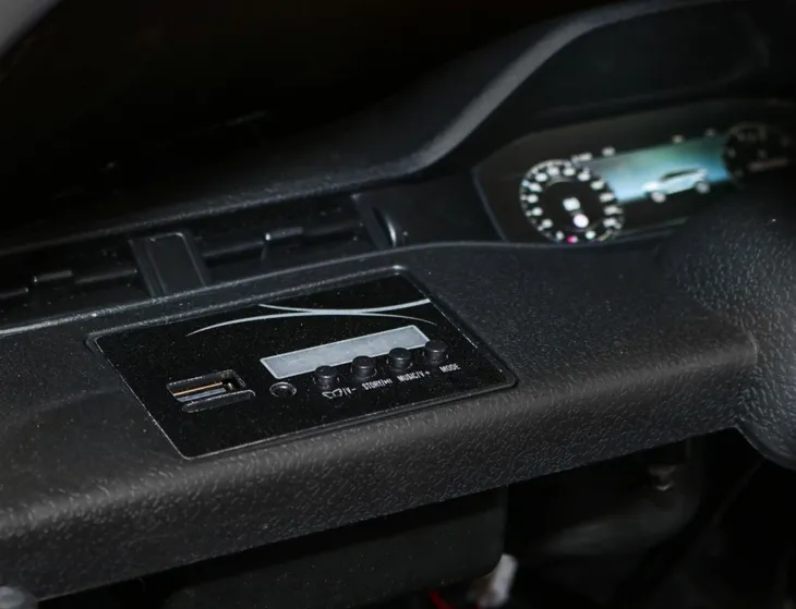 samochod-na-akumulator-range-rover-evoque-czarny-liczba-miejsc-1