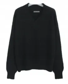 sweter-damski-z-dekoltem-w-serek-czarny-prazkowany
