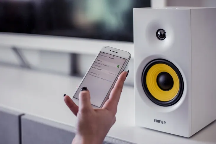 glosniki-komputerowe-studyjne-edifier-bluetooth-kod-producenta-r1080bt-whiteor