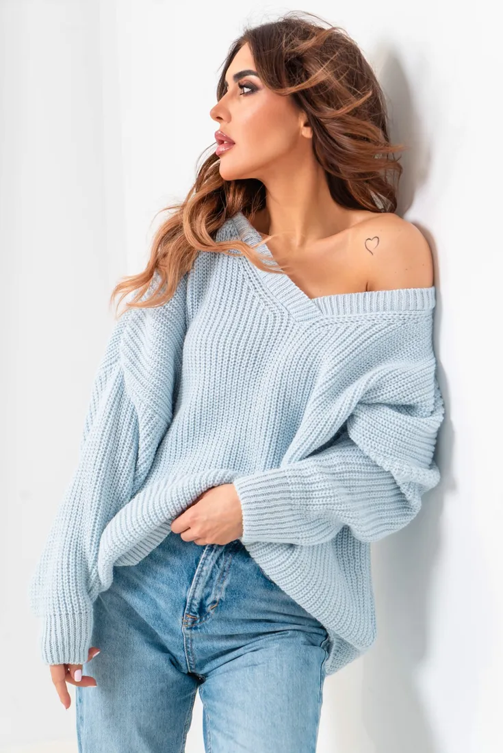 sweter-avery-dekolt-v-blekitny-uni