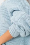 sweter-avery-dekolt-v-blekitny-uni-kolor-niebieski