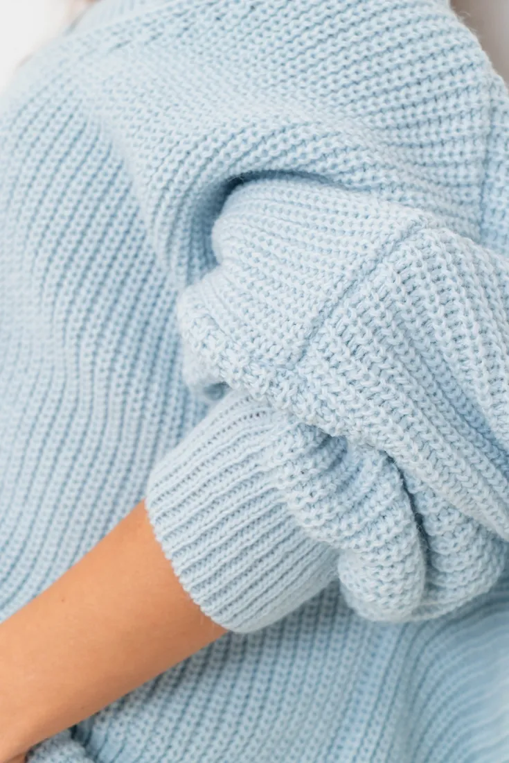 sweter-avery-dekolt-v-blekitny-uni