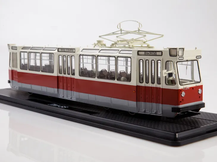 ssm-tramwaj-lm-68-czerwony