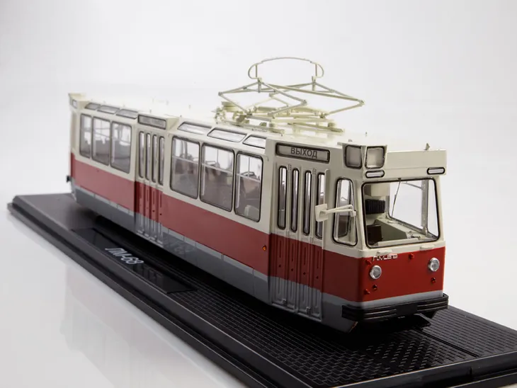 ssm-tramwaj-lm-68-czerwony-stan-zlozenia-calosc-die-cast