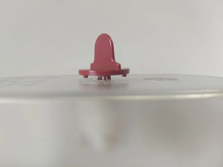 adapter-przejsciowka-do-dzbankow-brita-kolor-dominujacy-czerwony