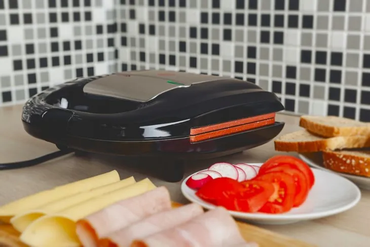 opiekacz-ceramiczny-sandwich-toster-nieprzywierajacy-eldom-st11-mocny-750w-bezpieczenstwo-nienagrzewajace-sie-uchwyty-nozki-antyposlizgowe