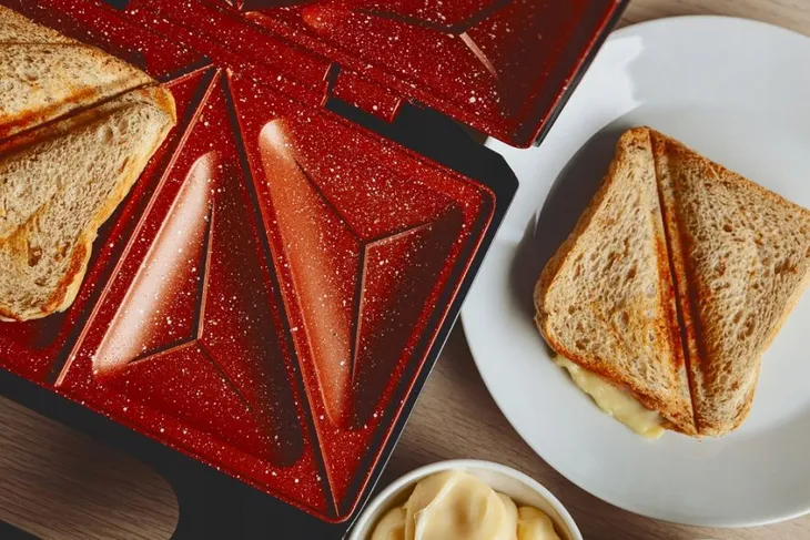opiekacz-ceramiczny-sandwich-toster-nieprzywierajacy-eldom-st11-mocny-750w-cechy-dodatkowe-powloka-ceramiczna