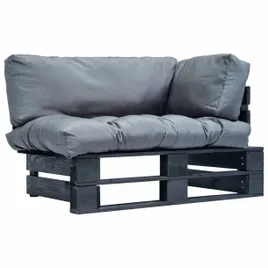 ogrodowa-sofa-z-palet-z-szarymi-poduszkami-sosna