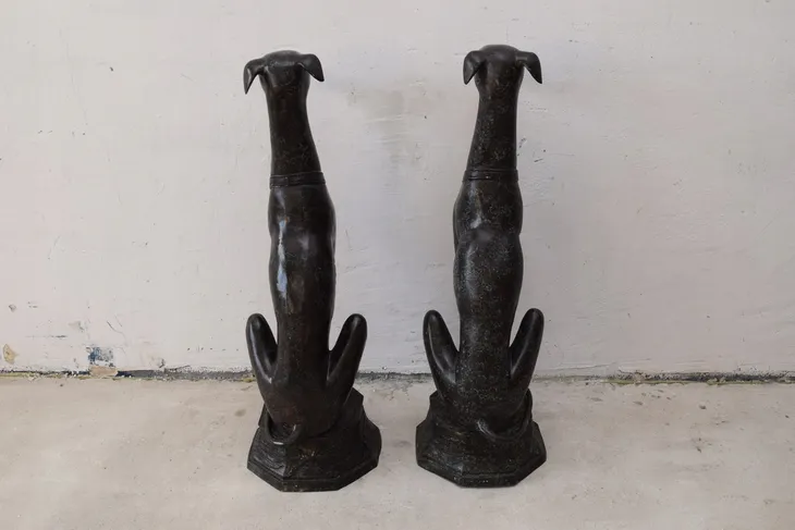 2-psy-z-brazu-charty-przed-dom-do-ogrodu-95cm