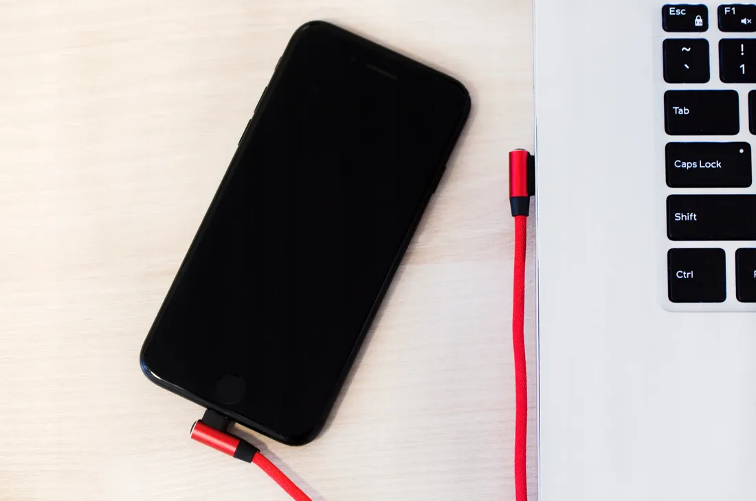 kabel-usb-iphone-lightning-katowy-do-telefonu-szybkie-ladowanie-czerwony-1m
