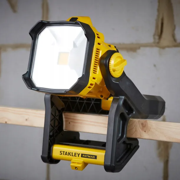 stanley-lampa-sfmcl030b-xj-zawartosc-zestawu-latarka