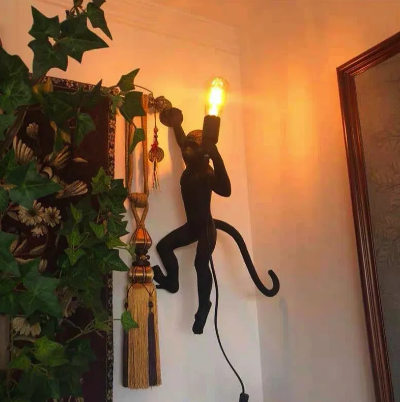 stylowa-lampa-scienna-malpka