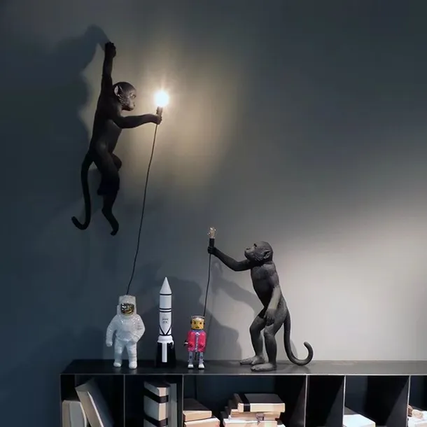 stylowa-lampa-scienna-malpka-zasilanie-sieciowe