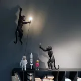 stylowa-lampa-scienna-malpka-zasilanie-sieciowe
