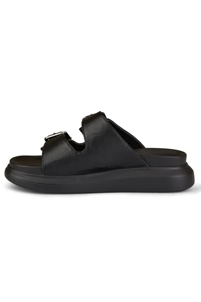 czarne-klapki-z-klamrami-wysokosc-obcasa-platformy-3-5-cm