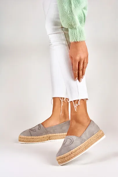szare-espadryle-na-platformie