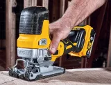 dewalt-wyrzynarka-18v-dcs335n-glebokosc-ciecia-w-drewnie-135-mm