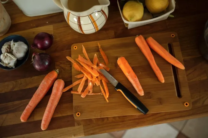 fiskars-noz-do-obierania-functional-form-dlugosc-trzpienia-8-cm