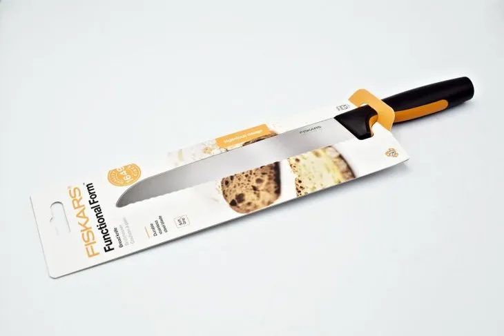 fiskars-noz-do-chleba-functional-form-waga-z-opakowaniem-0-13-kg