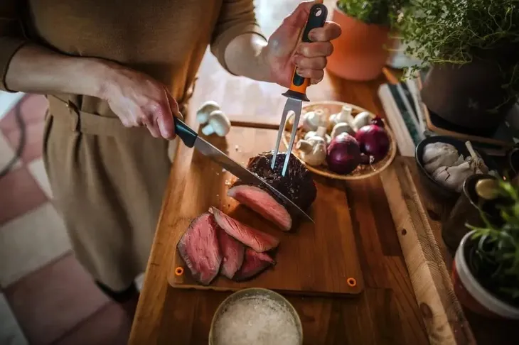 fiskars-widelec-do-miesa-functional-form-waga-z-opakowaniem-1-kg