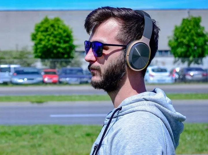 bezprzewodowe-sluchawki-bluetooth-do-pracy-marka-inna
