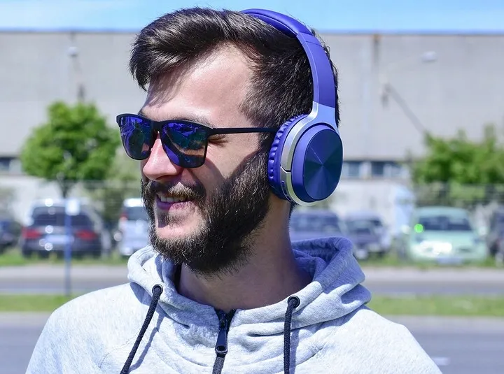 sluchawki-bluetooth-do-tabletu-telefonu-komputera-kolor-dominujacy-niebieski
