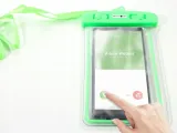 fluorestencyjne-etui-na-smartfon-funkcje-wodoodpornosc