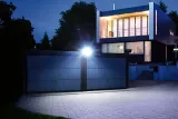 dobry-naswietlacz-na-panelu-solarnym-barwa-swiatla-bialy-zimny