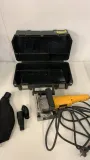 frezarka-do-wypustow-600w-dw682k-qs-dewalt-stan-nowy-maksymalna-moc-600-w