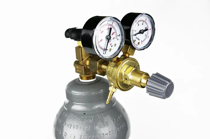 reduktor-co2-mini-2-manometry-waga-z-opakowaniem-0-65-kg