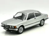 bmw-323i-e21-1978-silver-kk-scale-1-18-stan-nowy