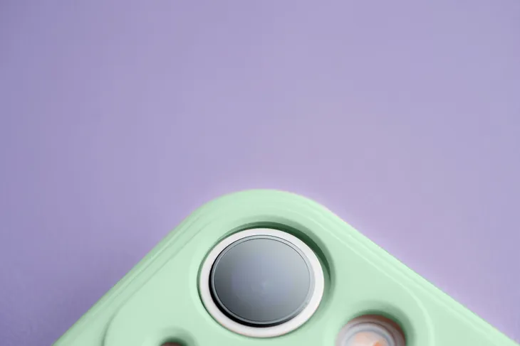 etui-bizon-case-do-iphone-14-pro-pokrowiec-plecki-material-tworzywo-sztuczne