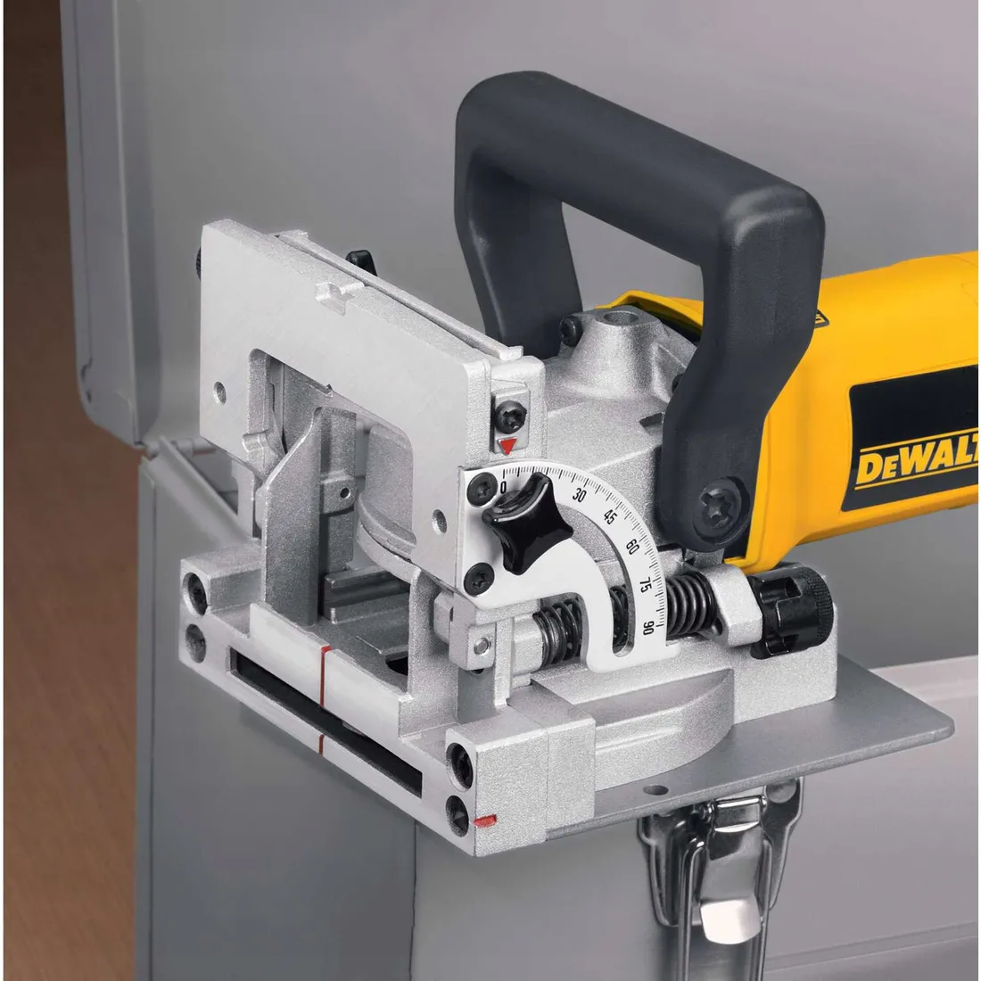 frezarka-do-wypustow-600w-dw682k-qs-dewalt-stan-nowy