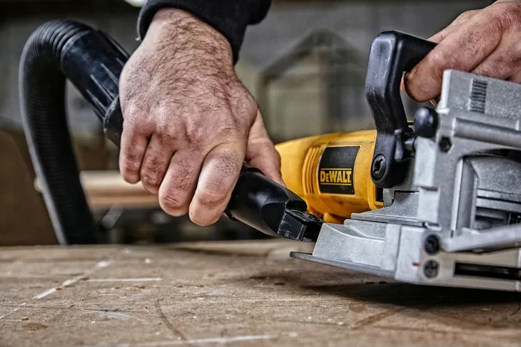 frezarka-do-wypustow-600w-dw682k-qs-dewalt-napiecie-zasilania-230-v