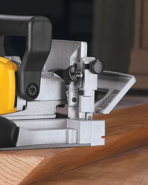 frezarka-do-wypustow-600w-dw682k-qs-dewalt-maksymalna-glebokosc-frezowania-20-mm