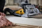 frezarka-do-wypustow-600w-dw682k-qs-dewalt-informacje-dodatkowe-odsysanie-pylu-walizka-transportowa-w-zestawie