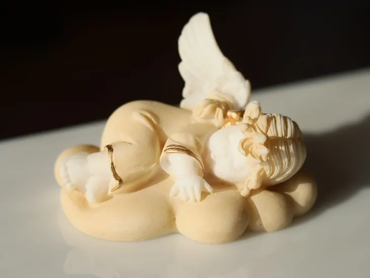aniolek-na-chmurce-alabaster-grecki-stan-nowy