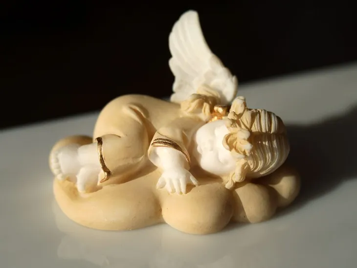 aniolek-na-chmurce-alabaster-grecki-stan-nowy