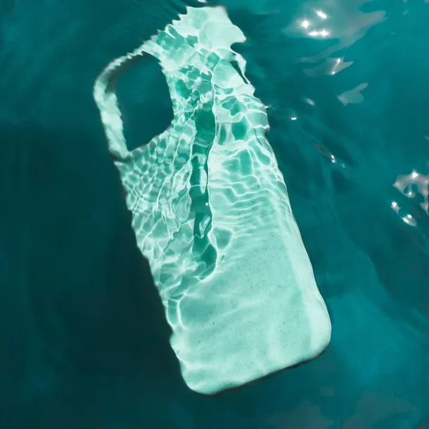 bioio-plecki-do-iphone-14-plus-67-niebieska-funkcje-ladowanie-indukcyjne-pochlanianie-wstrzasow