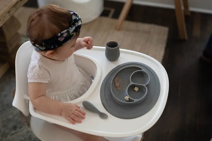 ezpz-silikonowy-kubeczek-tiny-cup-szary