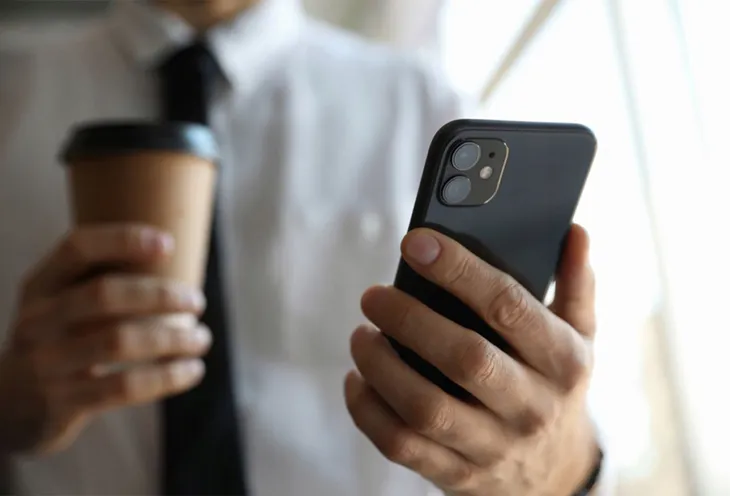 apple-iphone-11-128gb-ladowarka-kabel-lightning-funkcje-w-telefonach-komorkowych-alarm-wibracyjny-budzik-kalendarz-kalkulator-ksiazka-telefoniczna-przypomnienia-wlasne-gry-zegar