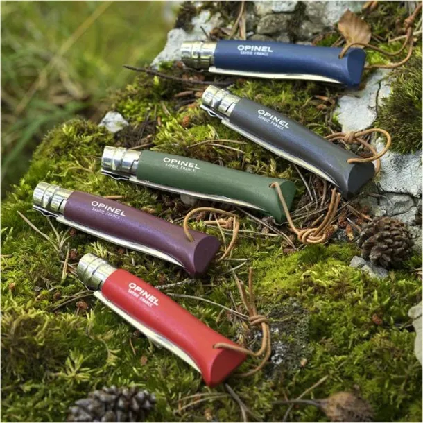 noz-turystyczny-opinel-material-rekojesci-drewno