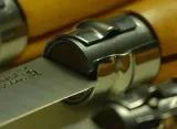 noz-turystyczny-opinel-material-glowni-stal